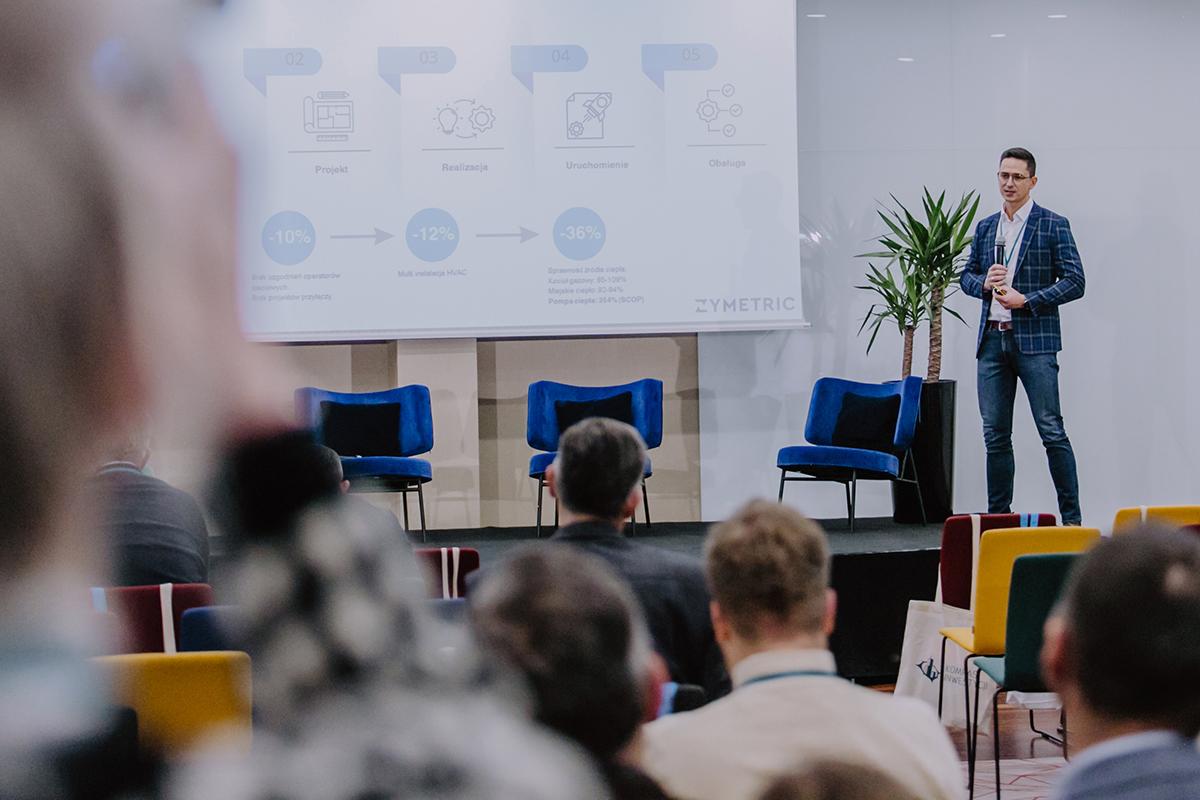 Przemysław Mackiewicz z Zymetric opowiedział, jak obniżyć koszty inwestycyjne i zużycie energii, a jednocześnie zyskać inteligentnie działający budynek.