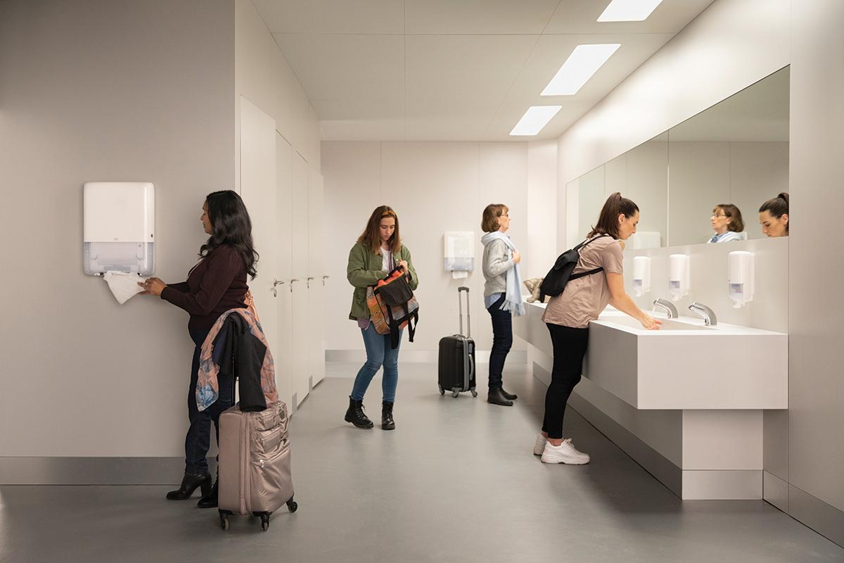 Nowoczesne i zrównoważone łazienki są wyposażone w produkty Tork