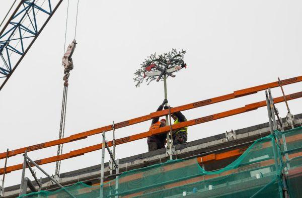 Na warszawskim biurowcu Nowy Świat 2.0 zawisła wiecha