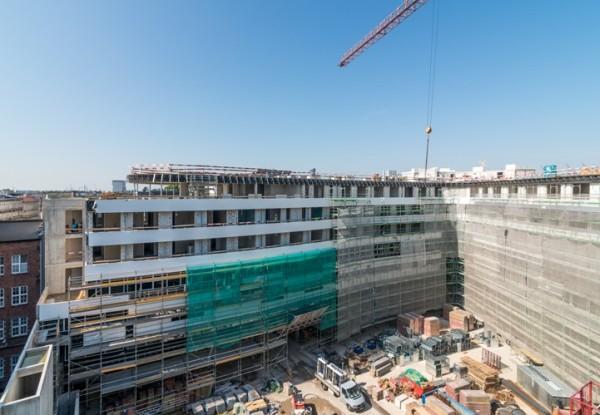 Na elewacji OVO Wrocław trwa montaż Corianu