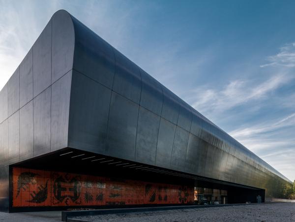 Afrykarium we wrocławskim ZOO z czarną elewacją DuPont Corian