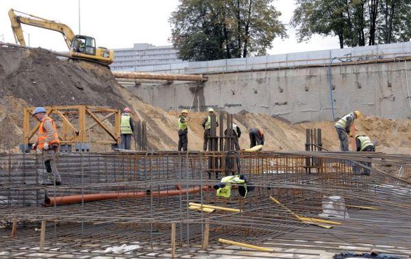 Na budowę biurowca .KTW wchodzi żuraw