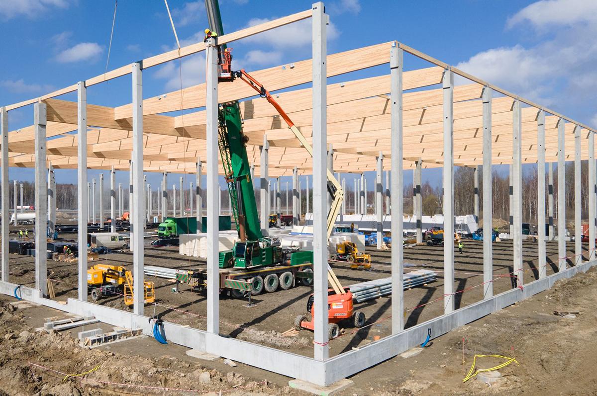 Pilotażowy projekt GLP. Powstaje magazyn z drewnianą konstrukcją dachu