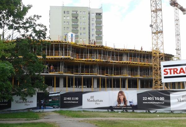 Rośnie warszawski Manhattan Place