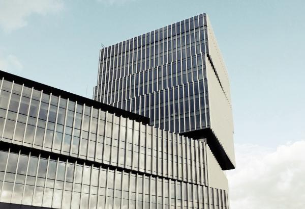 Silver Tower Center na finiszu