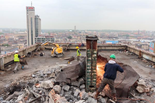 Trwa rozbiórka biurowca DOKP w Katowicach. Dach opustoszał