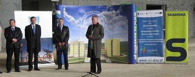 Skanska zawiesiła wiechę na hali widowiskowo - sportowej w Koszalinie