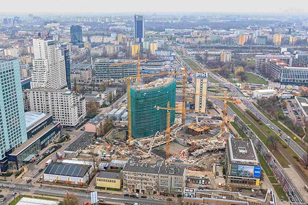 Wieża Warsaw Spire wychodzi z ziemi