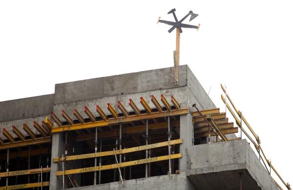 Trzeci etap Capital Art Apartments z zawieszoną wiechą