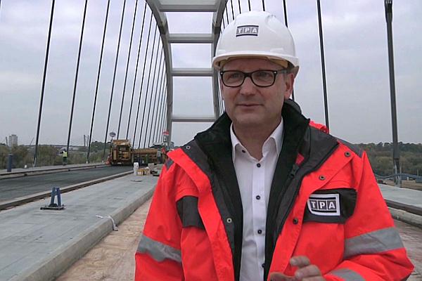 Asfalt lany w pierwszej polskiej inwestycji – na moście w Toruniu