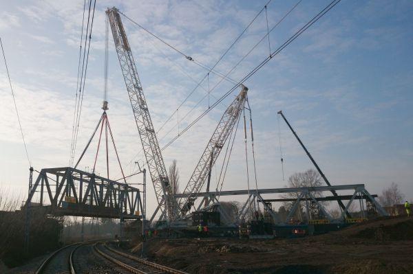 Montaż 190-tonowego wiaduktu na linii kolejowej Warszawa – Łódź