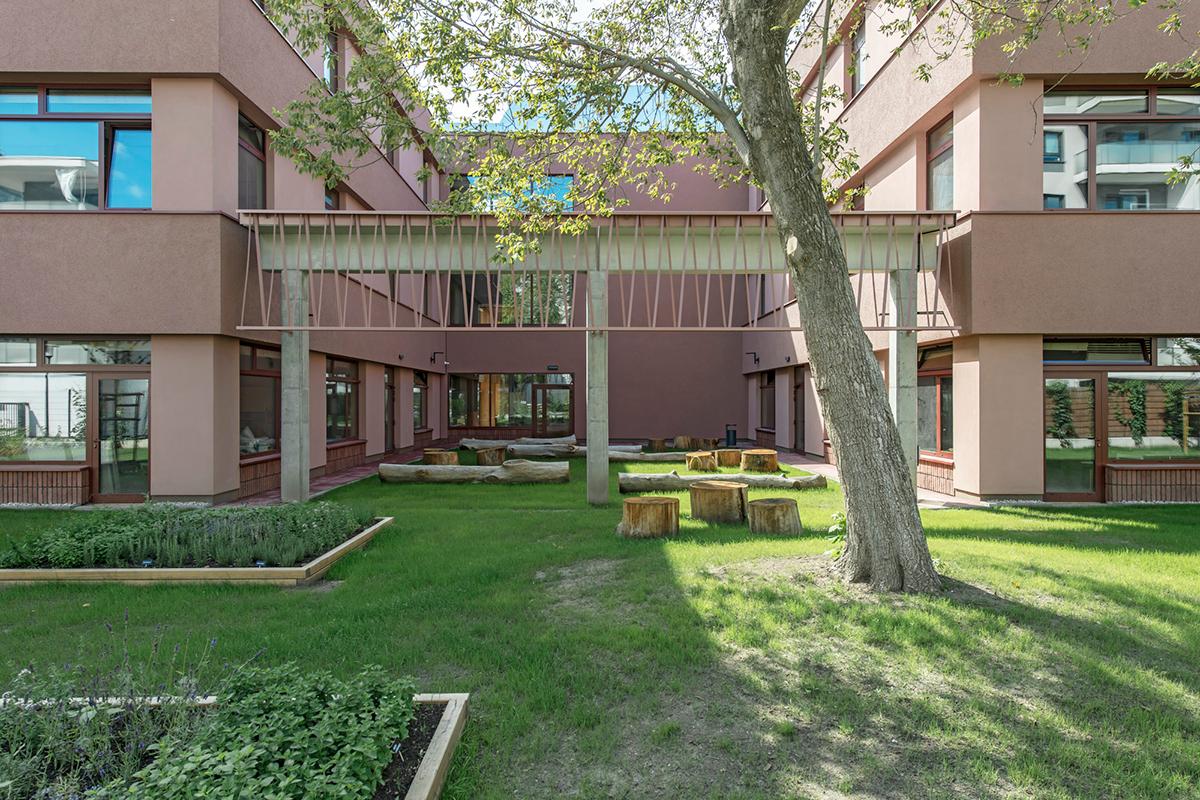 Publiczna szkoła zbudowana z prywatnych środków. Jest pozwolenie na użytkowanie