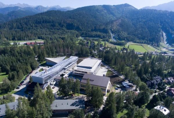 Hala sportowa położona 900 m n.p.m.