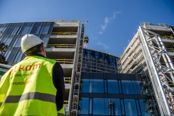 Wiecha na budynku Tryton Business House