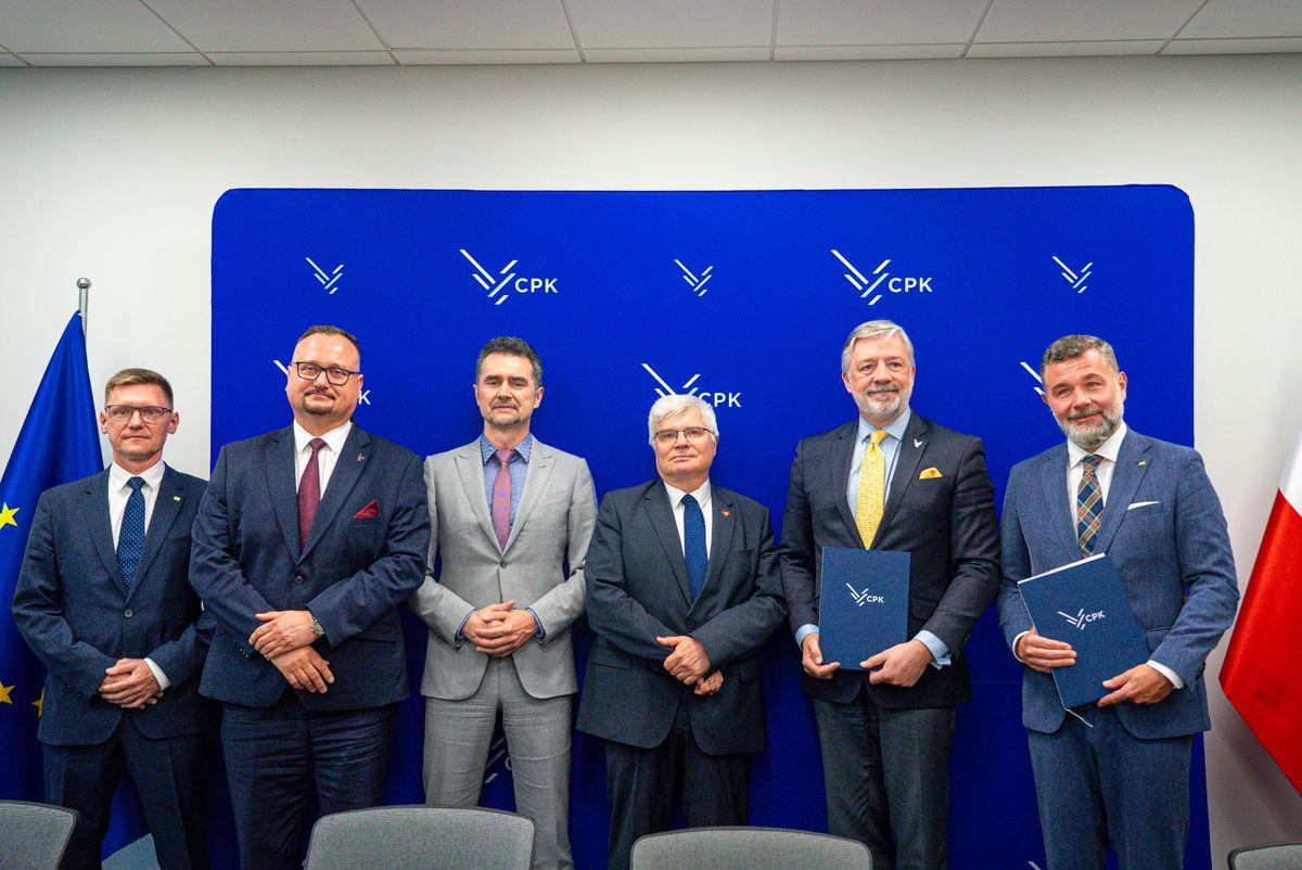 Wykonawca na placu budowy tunelu dalekobieżnego CPK w Łodzi