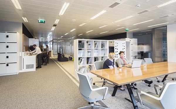 Elastyczne biuro, czyli mniej biurek i nowoczesny design