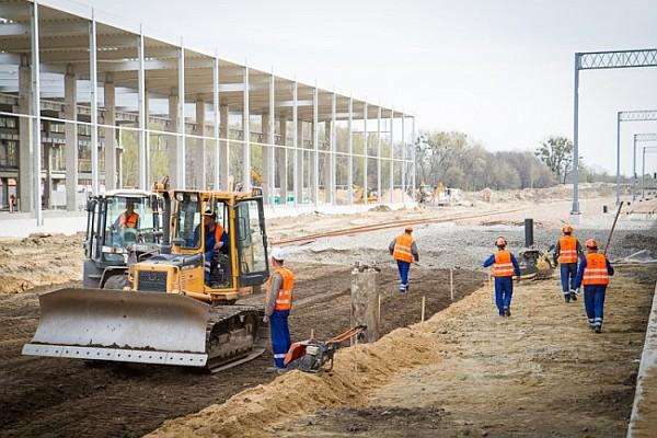 Wiecha na budynku Zaplecza Technicznego Łódzkiej Kolei Aglomeracyjnej