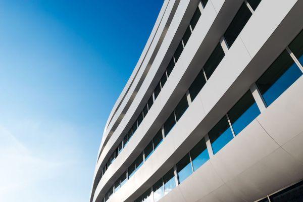 OVO Wrocław – gotowa elewacja z białego Corianu