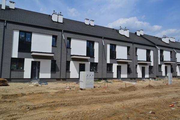 Liliowe szeregowce w Swarzędzu na finiszu