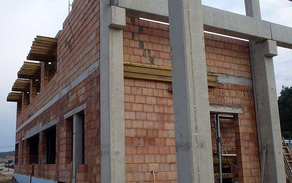 Beton naszpikowany chemią i elektroniką na budowie laboratorium w Kielcach