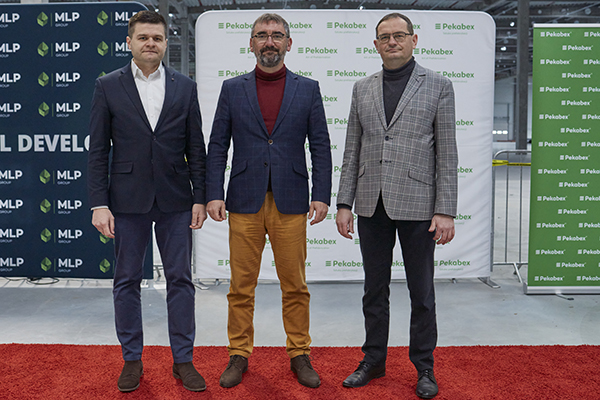 Wiecha na budowie  hali dla GTV. Od lewej: Arkadiusz Marcyjanik (GTV), Tomasz Zabost (MLP Group), Tomasz Seremet (Pekabex).